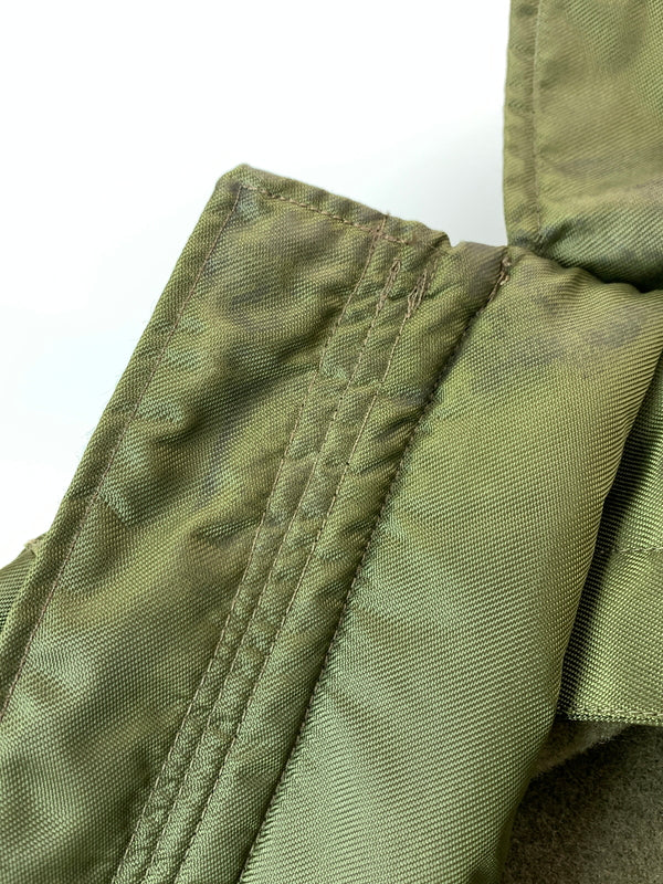 【中古品】【メンズ】 US NAVY ユーエス ネイビー EXTREME COLD WEATHER IMPERMEABLE DECK JACKET A-1 エクストリーム コールド ウェザーインパーミアブル デッキジャケット 146-260813-KS-04-min サイズ：M カラー：グリーンカーキ 万代Net店