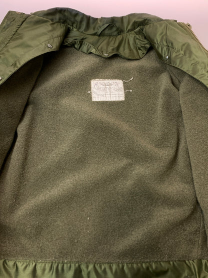 【中古品】【メンズ】 US NAVY ユーエス ネイビー EXTREME COLD WEATHER IMPERMEABLE DECK JACKET A-1 エクストリーム コールド ウェザーインパーミアブル デッキジャケット 146-260813-KS-04-min サイズ：M カラー：グリーンカーキ 万代Net店