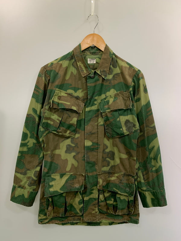 【現状渡し品】【メンズ】 US ARMY ユーエスアーミー 60S ジャングルファティーグジャケット 60年代 ヴィンテージ 戦闘服 メンズ トップス ミリタリー 146-260818-em-36-min サイズ：XS-R カラー：グリーン系 カモ柄 万代Net店