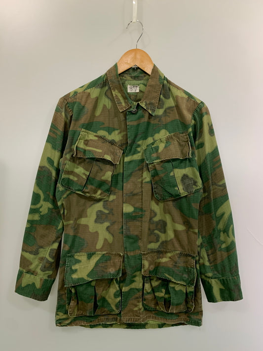 【現状渡し品】【メンズ】 US ARMY ユーエスアーミー 60S ジャングルファティーグジャケット 60年代 ヴィンテージ 戦闘服 メンズ トップス ミリタリー 146-260818-em-36-min サイズ：XS-R カラー：グリーン系 カモ柄 万代Net店