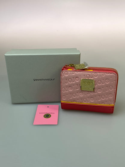 【中古品】【メンズ/レディース】 SAMANTHA VEGA サマンサベガ × ジョジョの奇妙な冒険 黄金の風 折財布 トリッシュ・ウナ 2320265393 ウォレット ロゴ入り金具 2つ折り財布 200-260823-em-31-min カラー：ピンク 万代Net店