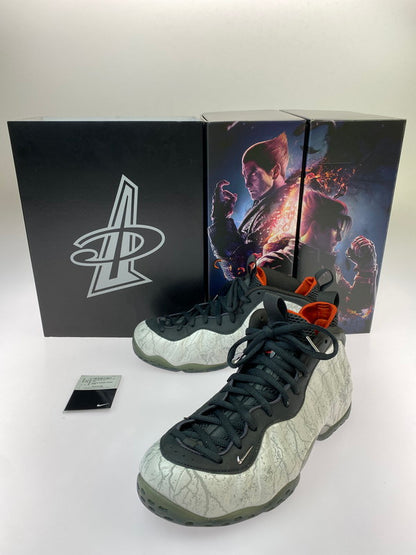 【中古品】【メンズ】 NIKE ナイキ × TEKKEN8 鉄拳8 AIR FOAMPOSITE ONE PRM エア フォームポジット ワン プレミアム スニーカー メンズ シューズ 靴 コラボ 160-260818-em-10-min サイズ：27.5cm カラー：グレー系 万代Net店