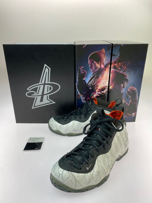 【中古品】【メンズ】 NIKE ナイキ × TEKKEN8 鉄拳8 AIR FOAMPOSITE ONE PRM エア フォームポジット ワン プレミアム スニーカー メンズ シューズ 靴 コラボ 160-260818-em-10-min サイズ：27.5cm カラー：グレー系 万代Net店