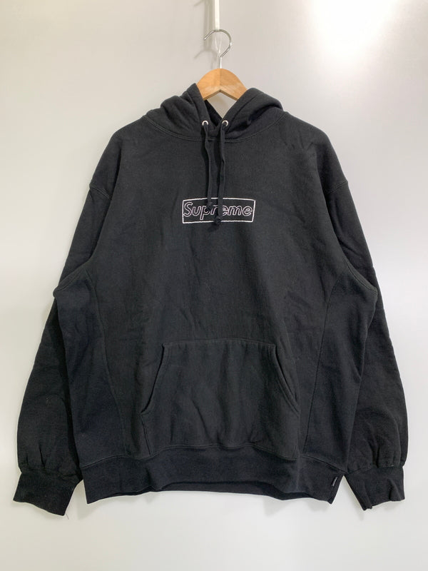 【中古品】【メンズ】 SUPREME シュプリーム × KAWS カウズ CHALK LOGO HOODED SWEATSHIRT チョーク ロゴ フーデッド スウェットシャツ メンズ トップス パーカー 長袖 149-260818-em-27-min サイズ：L カラー：ブラック 万代Net店
