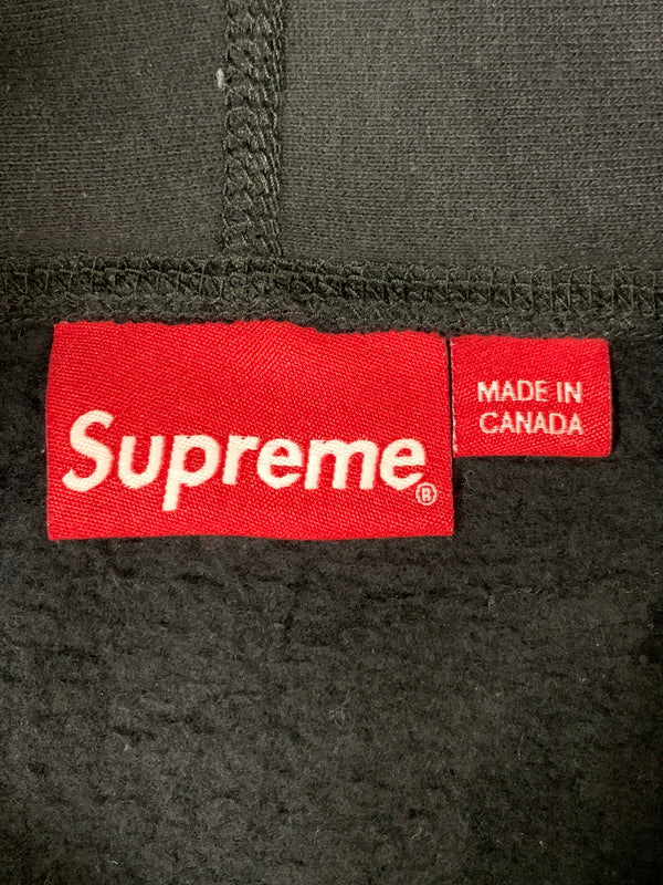 【中古品】【メンズ】 SUPREME シュプリーム × KAWS カウズ CHALK LOGO HOODED SWEATSHIRT チョーク ロゴ フーデッド スウェットシャツ メンズ トップス パーカー 長袖 149-260818-em-27-min サイズ：L カラー：ブラック 万代Net店