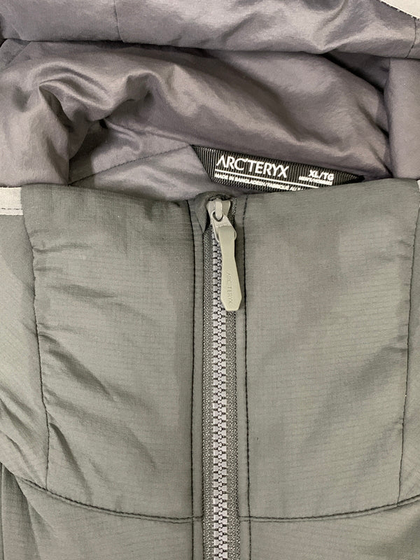 【中古品】【メンズ】 ARC'TERYX アークテリクス ATOM LT HOODY 24108-135532 アトム LT フーディ フード付きジャケット ジップアップ メンズ アウター 144-260818-em-23-min サイズ：XL カラー：グレー 万代Net店