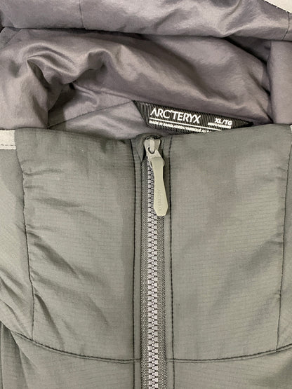 【中古品】【メンズ】 ARC'TERYX アークテリクス ATOM LT HOODY 24108-135532 アトム LT フーディ フード付きジャケット ジップアップ メンズ アウター 144-260818-em-23-min サイズ：XL カラー：グレー 万代Net店