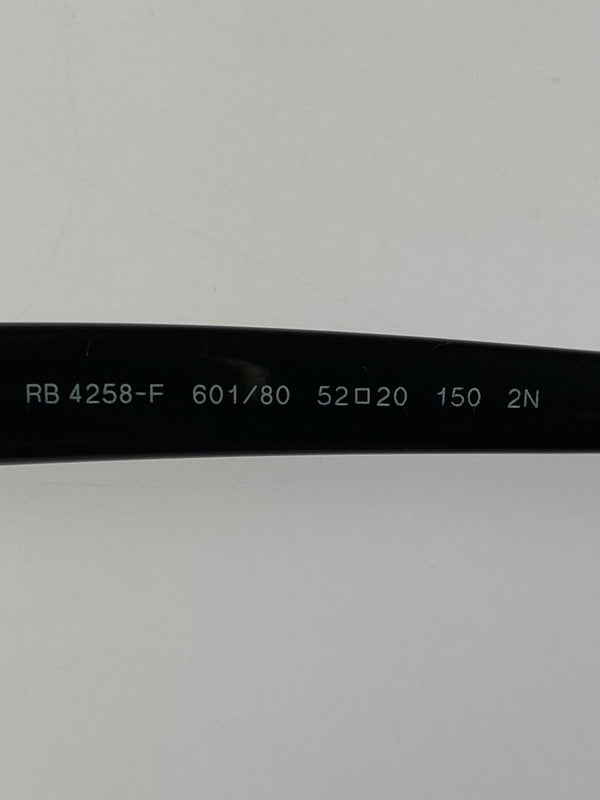 【中古品】【メンズ】 RAY-BAN レイバン WELLINGTON SUNGLASSES ウェリントン サングラス RB4258-F 52□20 150 アイウェア メガネ 眼鏡 203-260821-hu-13-min サイズ：52□20 150 カラー：ブラック/ブルー 万代Net店