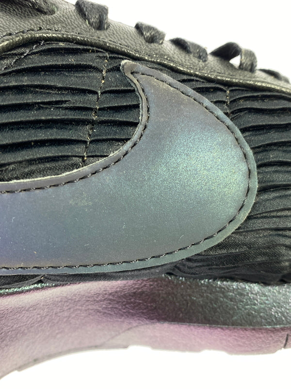 【中古品】【メンズ/レディース】 NIKE × SERENA WILLIAMS ナイキ セリーナ ウィリアムズ WOMEN'S ROSHE ウィメンズ ローシ 829721-001 靴 スニーカー シューズ 166-260821-hu-24-min サイズ：23ｃｍ カラー：ブラック（オーロラ光沢） 万代Net店