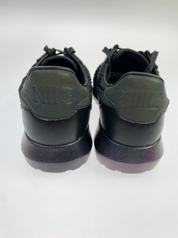 【中古品】【メンズ/レディース】 NIKE × SERENA WILLIAMS ナイキ セリーナ ウィリアムズ WOMEN'S ROSHE ウィメンズ ローシ 829721-001 靴 スニーカー シューズ 166-260821-hu-24-min サイズ：23ｃｍ カラー：ブラック（オーロラ光沢） 万代Net店