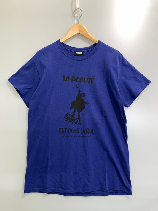 【中古品】【メンズ】 DO NOTHING CONGRESS ドゥー・ナッシング・コングレス LA BEAUTE EST DANS LARUE TEE メンズ 半袖 Tシャツ トップス 五月革命 142-260820-em-08-min カラー：ダークブルー 万代Net店