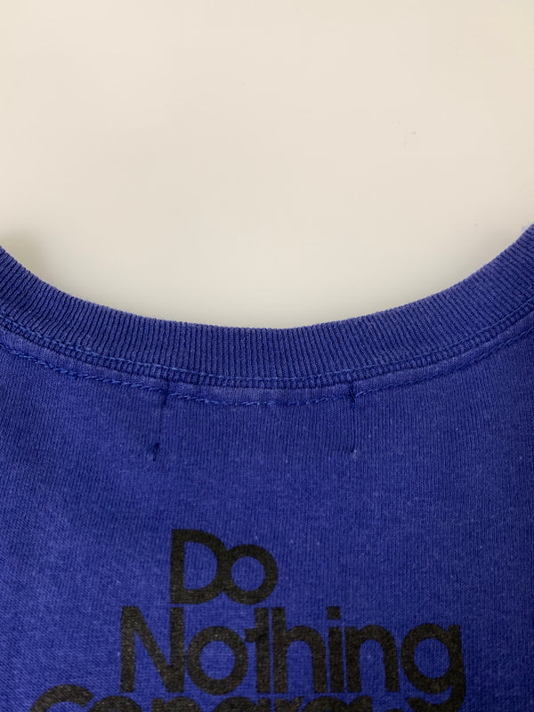 【中古品】【メンズ】 DO NOTHING CONGRESS ドゥー・ナッシング・コングレス LA BEAUTE EST DANS LARUE TEE メンズ 半袖 Tシャツ トップス 五月革命 142-260820-em-08-min カラー：ダークブルー 万代Net店