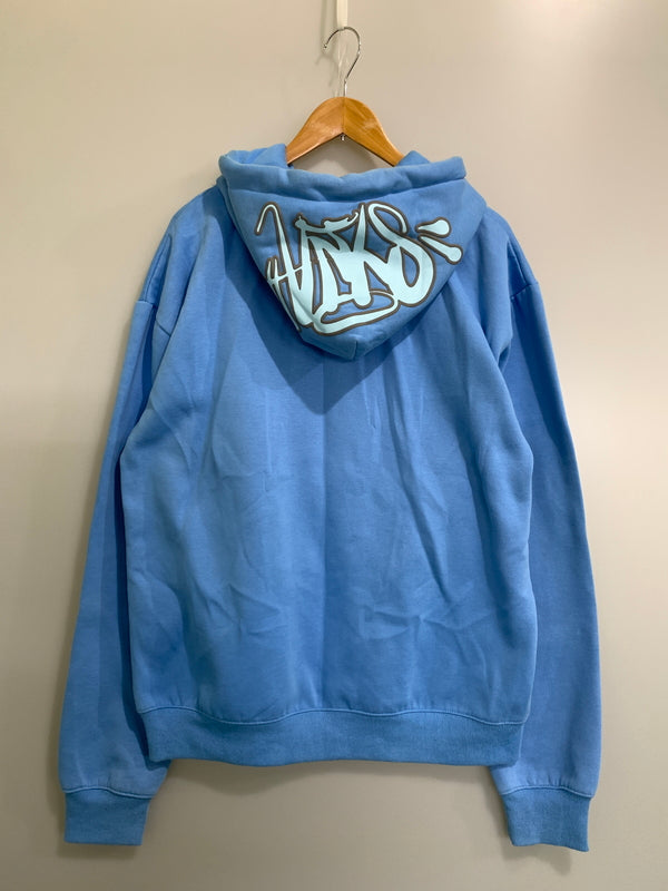 【中古品】【メンズ】 SYNA WORLD シナ ワールド GRAPHIC PULLOVER HOODIE グラフィック プルオーバー フーディー メンズ トップス フード付き スウェット パーカー 142-260823-em-28-min サイズ：XL カラー：サックスブルー 万代Net店