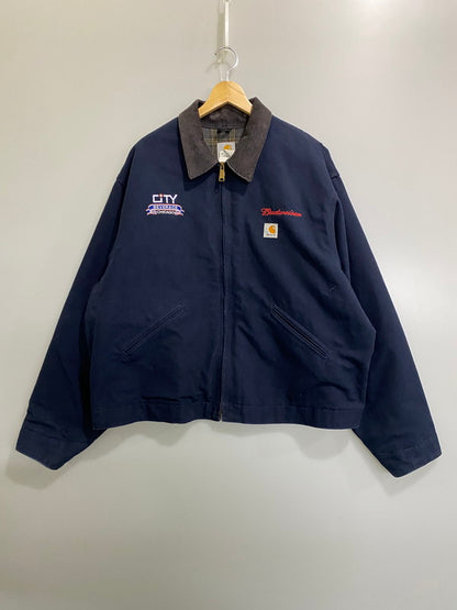 【中古品】【メンズ】 CARHARTT BUDWEISER DETROIT JACKET J172 バドワイザー デトロイト ジャケット ロゴ 刺繍 アメリカ製 コラボ メンズ アウター 146-260825-em-12-min サイズ：２XL カラー：ネイビー 万代Net店