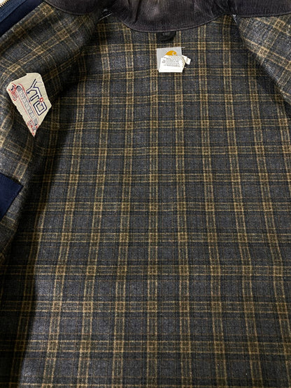 【中古品】【メンズ】 CARHARTT BUDWEISER DETROIT JACKET J172 バドワイザー デトロイト ジャケット ロゴ 刺繍 アメリカ製 コラボ メンズ アウター 146-260825-em-12-min サイズ：２XL カラー：ネイビー 万代Net店