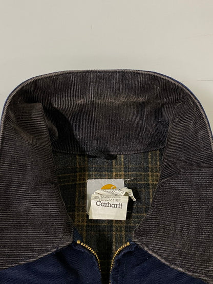 【中古品】【メンズ】 CARHARTT BUDWEISER DETROIT JACKET J172 バドワイザー デトロイト ジャケット ロゴ 刺繍 アメリカ製 コラボ メンズ アウター 146-260825-em-12-min サイズ：２XL カラー：ネイビー 万代Net店