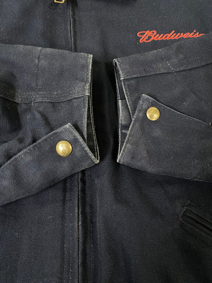 【中古品】【メンズ】 CARHARTT BUDWEISER DETROIT JACKET J172 バドワイザー デトロイト ジャケット ロゴ 刺繍 アメリカ製 コラボ メンズ アウター 146-260825-em-12-min サイズ：２XL カラー：ネイビー 万代Net店