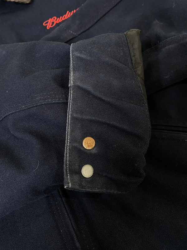 【中古品】【メンズ】 CARHARTT BUDWEISER DETROIT JACKET J172 バドワイザー デトロイト ジャケット ロゴ 刺繍 アメリカ製 コラボ メンズ アウター 146-260825-em-12-min サイズ：２XL カラー：ネイビー 万代Net店