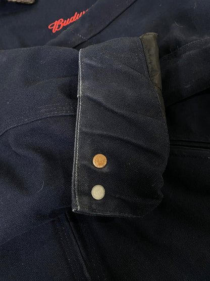 【中古品】【メンズ】 CARHARTT BUDWEISER DETROIT JACKET J172 バドワイザー デトロイト ジャケット ロゴ 刺繍 アメリカ製 コラボ メンズ アウター 146-260825-em-12-min サイズ：２XL カラー：ネイビー 万代Net店