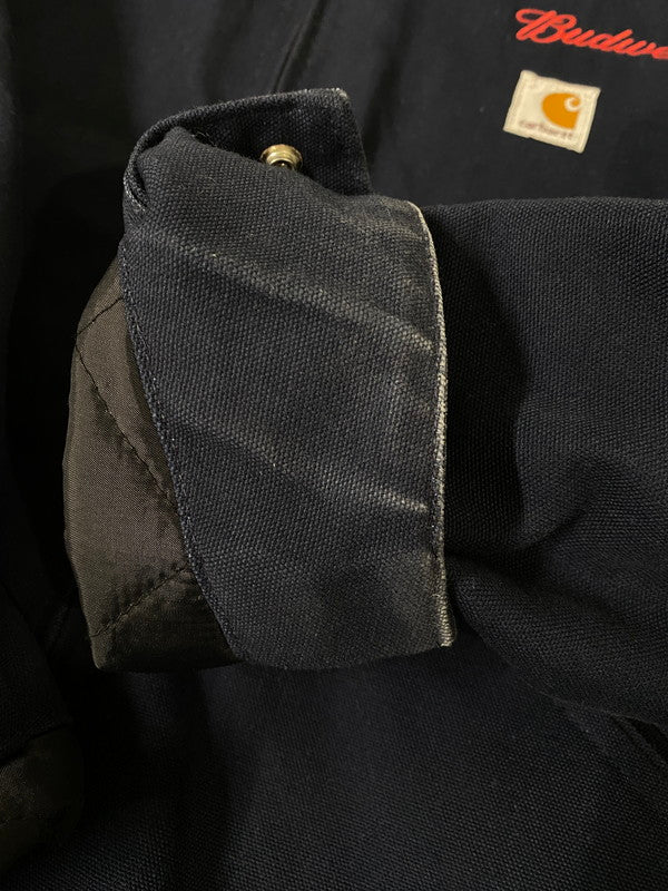 【中古品】【メンズ】 CARHARTT BUDWEISER DETROIT JACKET J172 バドワイザー デトロイト ジャケット ロゴ 刺繍 アメリカ製 コラボ メンズ アウター 146-260825-em-12-min サイズ：２XL カラー：ネイビー 万代Net店