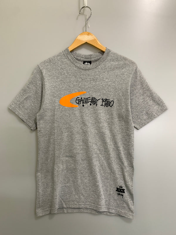 【中古品】【メンズ】 STUSSY ×GALLERY ステューシー ギャラリー 1950 PRINT TEE プリント ティー 半袖 Tシャツ ショートスリーブ 142-260829-hu-14-min サイズ：S カラー：グレー 万代Net店