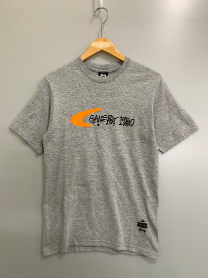 【中古品】【メンズ】 STUSSY ×GALLERY ステューシー ギャラリー 1950 PRINT TEE プリント ティー 半袖 Tシャツ ショートスリーブ 142-260829-hu-14-min サイズ：S カラー：グレー 万代Net店