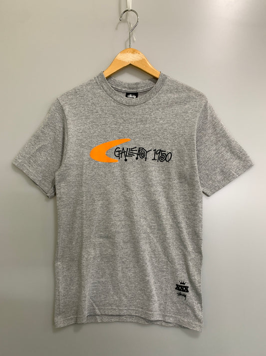 【中古品】【メンズ】 STUSSY ×GALLERY ステューシー ギャラリー 1950 PRINT TEE プリント ティー 半袖 Tシャツ ショートスリーブ 142-260829-hu-14-min サイズ：S カラー：グレー 万代Net店