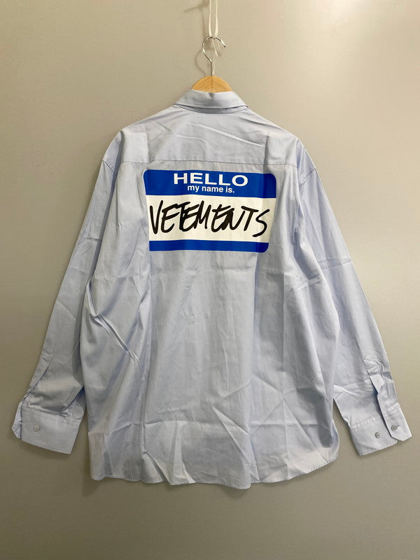 【中古品】【メンズ】 VETEMENTS ヴェトモン MY NAME IS VETEMENTS SHIRT UA52SH250 マイ ネーム イズ ヴェトモン シャツ オーバーサイズ 長袖シャツ メンズ トップス 141-260825-em-11-min サイズ：S カラー：ライトブルー 万代Net店
