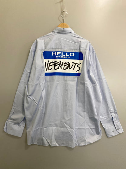 【中古品】【メンズ】 VETEMENTS ヴェトモン MY NAME IS VETEMENTS SHIRT UA52SH250 マイ ネーム イズ ヴェトモン シャツ オーバーサイズ 長袖シャツ メンズ トップス 141-260825-em-11-min サイズ：S カラー：ライトブルー 万代Net店