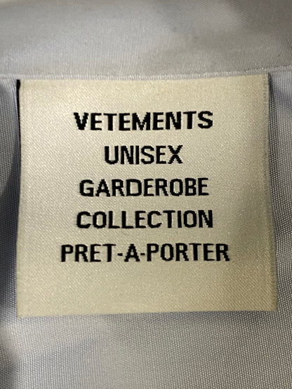 【中古品】【メンズ】 VETEMENTS ヴェトモン MY NAME IS VETEMENTS SHIRT UA52SH250 マイ ネーム イズ ヴェトモン シャツ オーバーサイズ 長袖シャツ メンズ トップス 141-260825-em-11-min サイズ：S カラー：ライトブルー 万代Net店