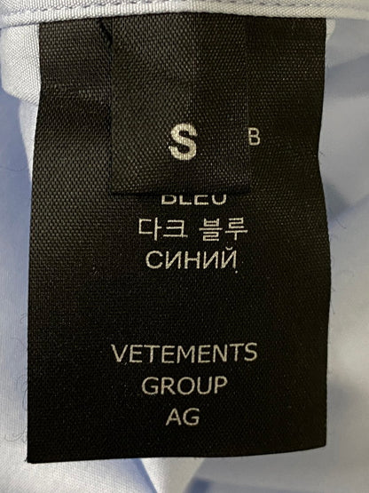 【中古品】【メンズ】 VETEMENTS ヴェトモン MY NAME IS VETEMENTS SHIRT UA52SH250 マイ ネーム イズ ヴェトモン シャツ オーバーサイズ 長袖シャツ メンズ トップス 141-260825-em-11-min サイズ：S カラー：ライトブルー 万代Net店