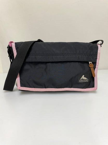 【中古品】【メンズ/レディース】 GREGORY グレゴリー BOXOUT SHOULDER 「グレゴリー ボックスアウト ショルダー バッグ スクエア型 カバン 鞄 188-260830-em-07-min カラー：ブラック/ピンク 万代Net店