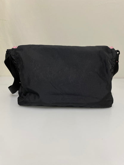 【中古品】【メンズ/レディース】 GREGORY グレゴリー BOXOUT SHOULDER 「グレゴリー ボックスアウト ショルダー バッグ スクエア型 カバン 鞄 188-260830-em-07-min カラー：ブラック/ピンク 万代Net店