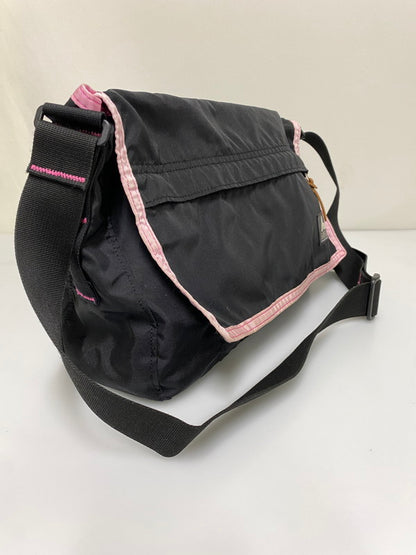 【中古品】【メンズ/レディース】 GREGORY グレゴリー BOXOUT SHOULDER 「グレゴリー ボックスアウト ショルダー バッグ スクエア型 カバン 鞄 188-260830-em-07-min カラー：ブラック/ピンク 万代Net店