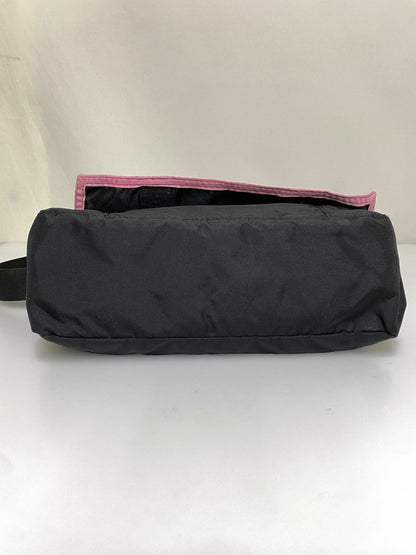【中古品】【メンズ/レディース】 GREGORY グレゴリー BOXOUT SHOULDER 「グレゴリー ボックスアウト ショルダー バッグ スクエア型 カバン 鞄 188-260830-em-07-min カラー：ブラック/ピンク 万代Net店