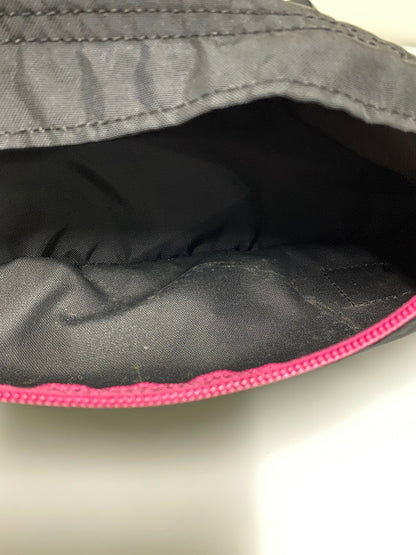 【中古品】【メンズ/レディース】 GREGORY グレゴリー BOXOUT SHOULDER 「グレゴリー ボックスアウト ショルダー バッグ スクエア型 カバン 鞄 188-260830-em-07-min カラー：ブラック/ピンク 万代Net店