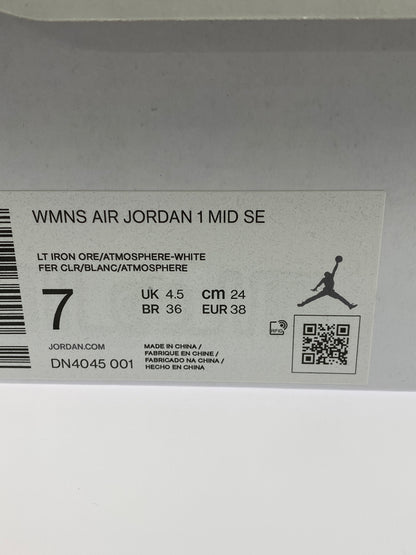 【中古品】【レディース】 NIKE ナイキ WOMEN'S AIR JORDAN 1 MID SE ウィメンズ エアジョーダン1 ミッド SE レディース スニーカー シューズ 靴 166-260825-em-26-min サイズ：24.0cm カラー：LIGHT IRON ORE 万代Net店