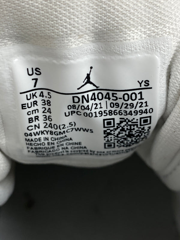 【中古品】【レディース】 NIKE ナイキ WOMEN'S AIR JORDAN 1 MID SE ウィメンズ エアジョーダン1 ミッド SE レディース スニーカー シューズ 靴 166-260825-em-26-min サイズ：24.0cm カラー：LIGHT IRON ORE 万代Net店