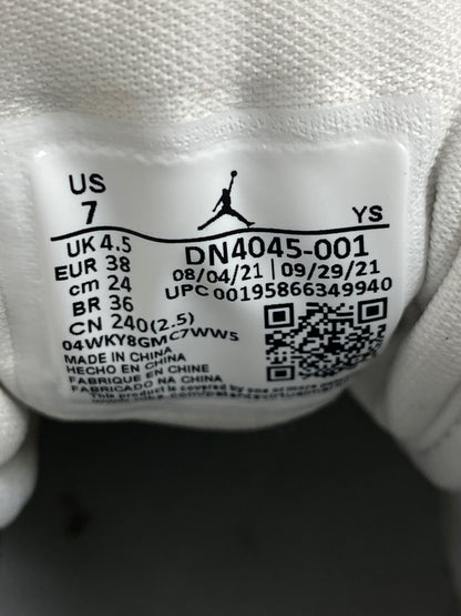 【中古品】【レディース】 NIKE ナイキ WOMEN'S AIR JORDAN 1 MID SE ウィメンズ エアジョーダン1 ミッド SE レディース スニーカー シューズ 靴 166-260825-em-26-min サイズ：24.0cm カラー：LIGHT IRON ORE 万代Net店