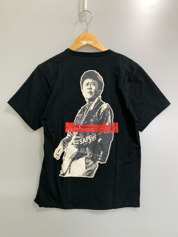 【中古品】【メンズ/レディース】 SAPEUR サプール MASATOSHI.H 浜田 雅功 SS PRINT TEE ショートスリーブ プリント ティー Tシャツ 半袖 142-260829-hu-16-min サイズ：YOUTH-L カラー：ブラック 万代Net店