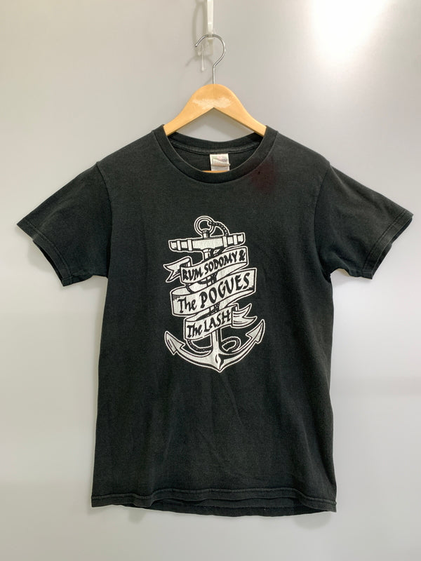 【現状渡し品】【メンズ】 THE POGUES ザ・ポーグス RUM SODOMY AND THE LASH ラム ソドミー アンド ザ ラッシュ 90-00S PRINT TEE 90年代 00年代 半袖 プリント Tシャツ ラム酒、愛 そして鞭の響き 146-260901-em-12-min サイズ：S カラー：ブラック 万代Net店
