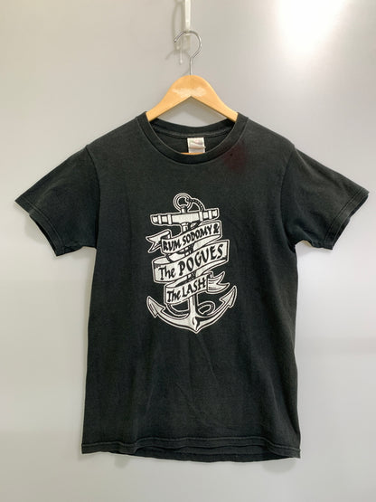 【現状渡し品】【メンズ】 THE POGUES ザ・ポーグス RUM SODOMY AND THE LASH ラム ソドミー アンド ザ ラッシュ 90-00S PRINT TEE 90年代 00年代 半袖 プリント Tシャツ ラム酒、愛 そして鞭の響き 146-260901-em-12-min サイズ：S カラー：ブラック 万代Net店