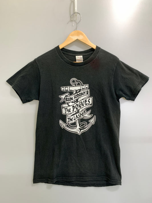 【現状渡し品】【メンズ】 THE POGUES ザ・ポーグス RUM SODOMY AND THE LASH ラム ソドミー アンド ザ ラッシュ 90-00S PRINT TEE 90年代 00年代 半袖 プリント Tシャツ ラム酒、愛 そして鞭の響き 146-260901-em-12-min サイズ：S カラー：ブラック 万代Net店
