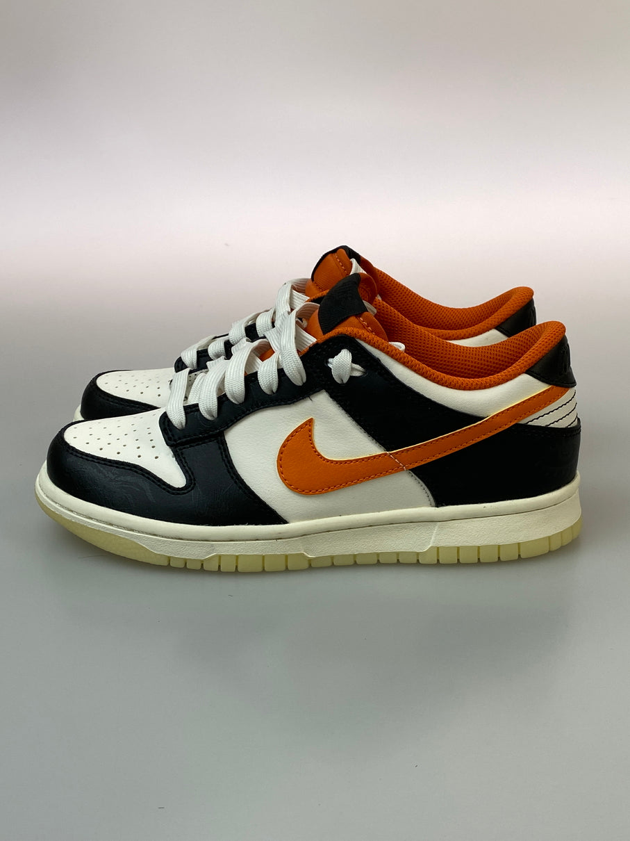 【中古品】【レディース】 NIKE ナイキ GS DUNK LOW PRM HALLOWEEN DO3806-100 GS ダンク ロー プレミアム ハロウィーン (2021) スニーカー レディース 靴 シューズ 166-260830-em-29-min サイズ：23.5cm カラー：SAIL/STARFISH-BLACK 万代Net店