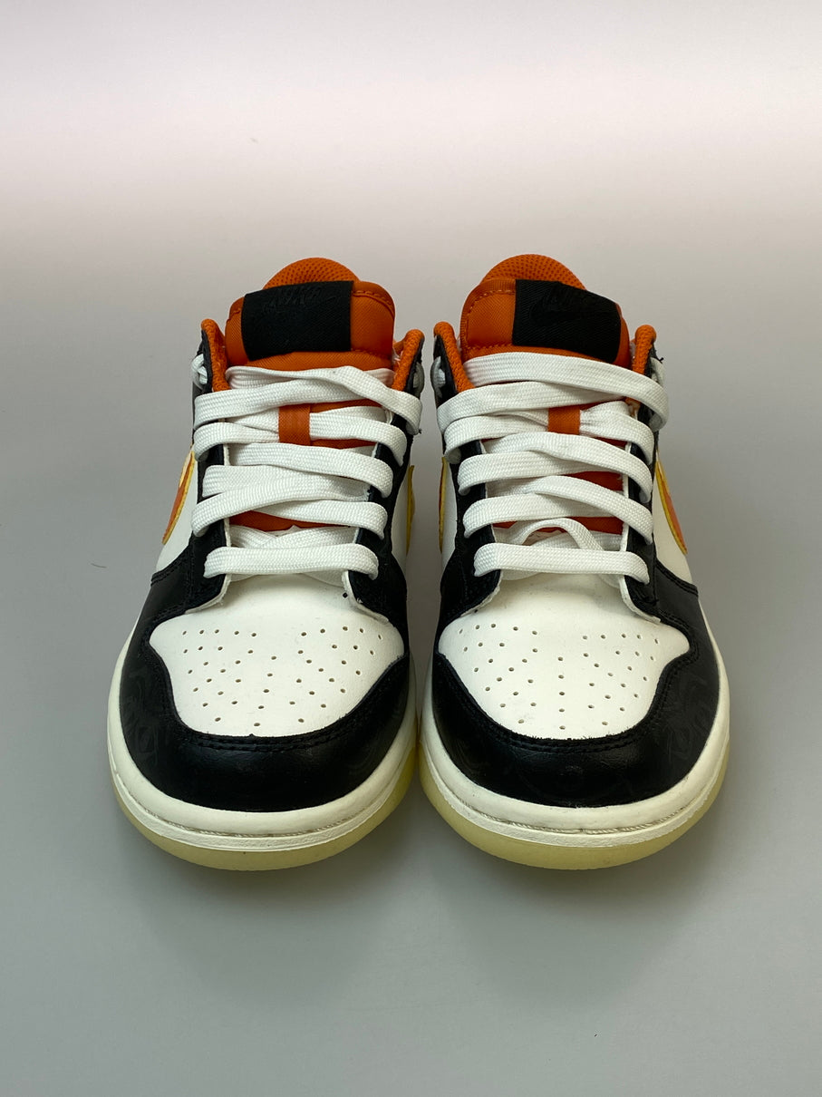 【中古品】【レディース】 NIKE ナイキ GS DUNK LOW PRM HALLOWEEN DO3806-100 GS ダンク ロー プレミアム ハロウィーン (2021) スニーカー レディース 靴 シューズ 166-260830-em-29-min サイズ：23.5cm カラー：SAIL/STARFISH-BLACK 万代Net店