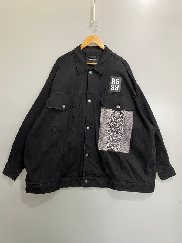 【中古品】【メンズ】 RAF SIMONS ラフシモンズ JOY DIVISION OVERSIZE DENIM JACKET 181-723 18SS ジョイ ディヴィジョン オーバーサイズ デニム ジャケット Gジャン パンクバンド 141-260901-em-32-min サイズ：S カラー：ブラック 万代Net店