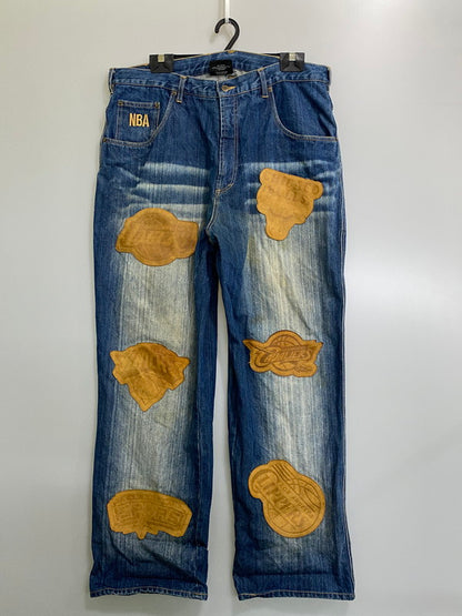 【現状渡し品】【メンズ】 NBA エヌビーエー LAKERS LEATHER PATCH DENIM PANTS レイカーズ レザー パッチ デニム パンツ メンズ ボトムス ジーンズ ワッペン 刺繍 バスケットボール ロサンゼルス 157-260904-em-25-min サイズ：W38 カラー：インディゴ 万代Net店