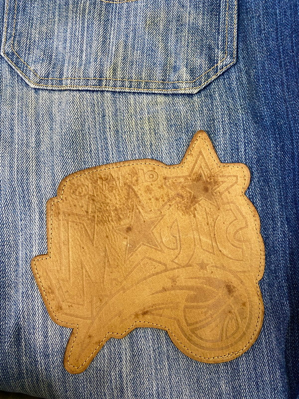 【現状渡し品】【メンズ】 NBA エヌビーエー LAKERS LEATHER PATCH DENIM PANTS レイカーズ レザー パッチ デニム パンツ メンズ ボトムス ジーンズ ワッペン 刺繍 バスケットボール ロサンゼルス 157-260904-em-25-min サイズ：W38 カラー：インディゴ 万代Net店