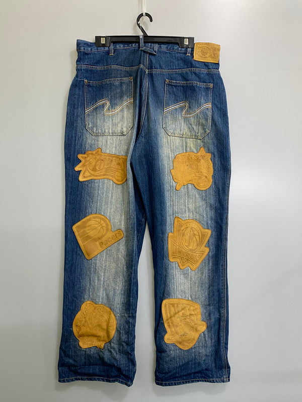 【現状渡し品】【メンズ】 NBA エヌビーエー LAKERS LEATHER PATCH DENIM PANTS レイカーズ レザー パッチ デニム パンツ メンズ ボトムス ジーンズ ワッペン 刺繍 バスケットボール ロサンゼルス 157-260904-em-25-min サイズ：W38 カラー：インディゴ 万代Net店