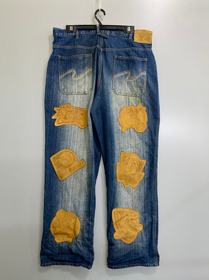 【現状渡し品】【メンズ】 NBA エヌビーエー LAKERS LEATHER PATCH DENIM PANTS レイカーズ レザー パッチ デニム パンツ メンズ ボトムス ジーンズ ワッペン 刺繍 バスケットボール ロサンゼルス 157-260904-em-25-min サイズ：W38 カラー：インディゴ 万代Net店